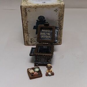 Boyds Treasure Box Aunt Becky’s Cast Iron Stove with Biscuit McNibble 392130